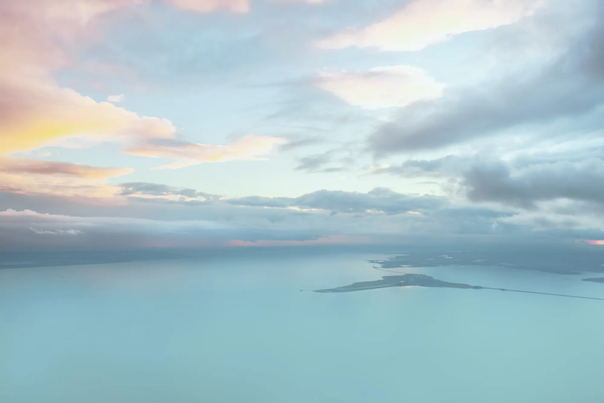 空と水面が広がる風景