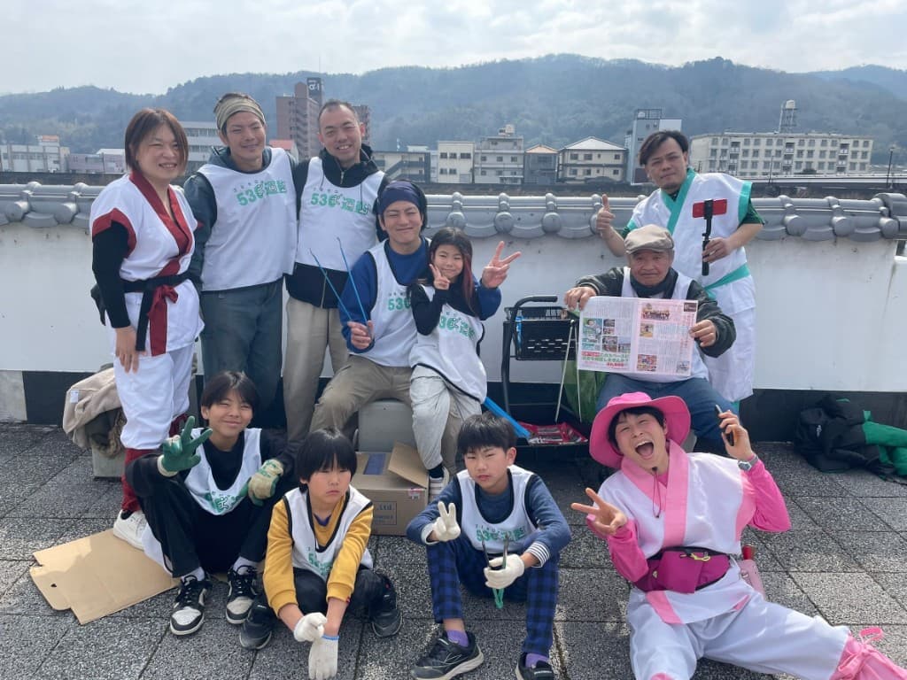ゴミ拾い530運動に参加する地球防衛群のメンバーと地域の子どもたちの集合写真。